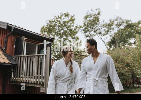 Couple kissing in garden Banque D'Images