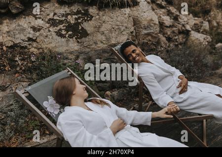 Couple souriant se détendre dans le jardin Banque D'Images