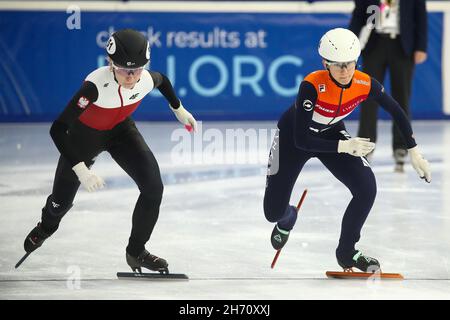 Debrecen, Hongrie.19 novembre 2021.DEBRECEN, HONGRIE - NOVEMBRE 19: Kamila Stormowska, de Pologne, Selma Poutsma, des pays-Bas, en compétition pendant la coupe du monde de l'UIP, patinage de vitesse sur piste courte à Fonix Arena le 19 novembre 2021 à Debrecen, Hongrie (photo d'Istvan Derencsenyi/Orange Pictures) crédit: Orange pics BV/Alay Live News Banque D'Images