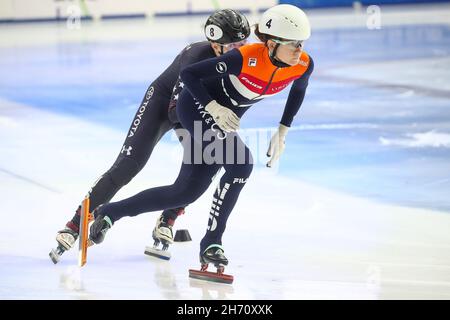 Debrecen, Hongrie.19 novembre 2021.DEBRECEN, HONGRIE - NOVEMBRE 19: Kristen Santos des États-Unis, Selma Poutsma des pays-Bas en compétition lors de la coupe du monde de l'UIP sur piste courte de patinage de vitesse à Fonix Arena le 19 novembre 2021 à Debrecen, Hongrie (photo d'Istvan Derencsenyi/Orange Pictures) crédit: Orange pics BV/Alay Live News Banque D'Images