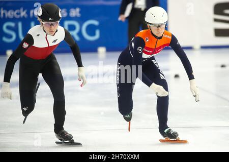 Debrecen, Hongrie.19 novembre 2021.DEBRECEN, HONGRIE - NOVEMBRE 19: Kamila Stormowska, de Pologne, Selma Poutsma, des pays-Bas, en compétition pendant la coupe du monde de l'UIP, patinage de vitesse sur piste courte à Fonix Arena le 19 novembre 2021 à Debrecen, Hongrie (photo d'Istvan Derencsenyi/Orange Pictures) crédit: Orange pics BV/Alay Live News Banque D'Images