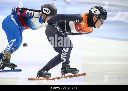 Debrecen, Hongrie.19 novembre 2021.DEBRECEN, HONGRIE - NOVEMBRE 19: Xandra Velzeboer des pays-Bas en compétition lors de la coupe du monde de patinage de vitesse sur piste courte de l'UIP au Foix Arena le 19 novembre 2021 à Debrecen, Hongrie (photo d'Istvan Derencsenyi/Orange Pictures) crédit: Orange pics BV/Alay Live News Banque D'Images