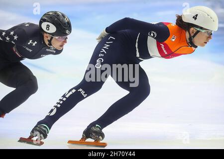 Debrecen, Hongrie.19 novembre 2021.DEBRECEN, HONGRIE - NOVEMBRE 19: Kristen Santos des États-Unis, Selma Poutsma des pays-Bas en compétition lors de la coupe du monde de l'UIP sur piste courte de patinage de vitesse à Fonix Arena le 19 novembre 2021 à Debrecen, Hongrie (photo d'Istvan Derencsenyi/Orange Pictures) crédit: Orange pics BV/Alay Live News Banque D'Images