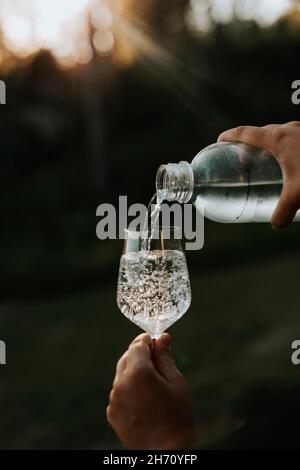 Personne versant de l'eau dans le verre Banque D'Images