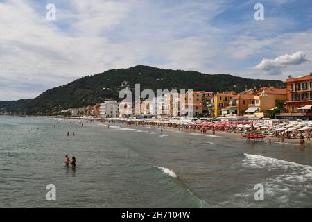 Vue panoramique sur la ville côtière avec les maisons colorées typiques donnant sur la plage de sable en été, Alassio, Savona, Ligurie, Italie Banque D'Images