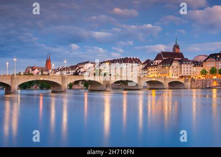 Vue sur la vieille ville illuminée de Bâle avec la cathédrale de Bâle, l'église Martins, le pont Mittlere Bruecke et le Rhin la nuit.Suisse. Banque D'Images