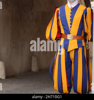 L'uniforme des gardes suisses au Vatican, Rome, Italie Banque D'Images