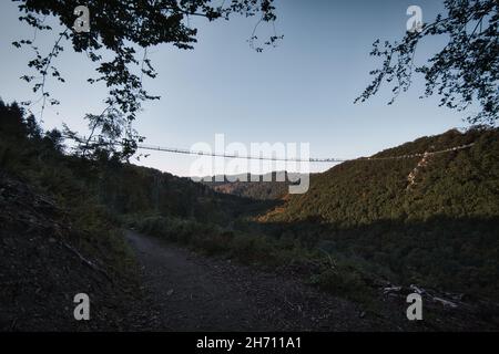 Vue sur le paysage depuis le pont suspendu de Geierlay.Magnifique paysage pour la randonnée Banque D'Images