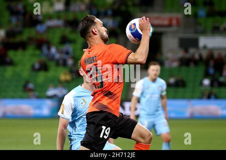 Melbourne, Australie, 19 novembre 2021.Jack Hingert, de Brisbane, contrôle le ballon lors du match de football de la première partie A-League entre le Melbourne City FC et le Brisbane Roar FC.Crédit : Dave Helison/Speed Media/Alamy Live News Banque D'Images