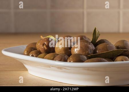 olive condite nel piatto ovale vista dal basso spazio copia Banque D'Images