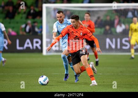 Melbourne, Australie, 19 novembre 2021.Rahmat Akbari de Brisbane contrôle le ballon lors du match de football de la première partie A-League entre Melbourne City FC et Brisbane Roar FC.Crédit : Dave Helison/Speed Media/Alamy Live News Banque D'Images