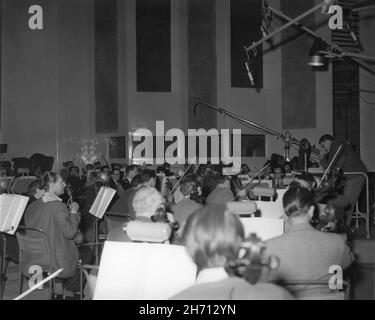 Compositeur de film BERNARD HERRMANN aux studios Shepperton à l'automne 1962 enregistrement / réalisation de sa partition avec l'Orchestre philharmonique royal pour JASON ET LES ARGONAUTS 1963 réalisateur DON CHAFFEY créateur d'effets visuels spéciaux RAY HARRYHAUSEN Charles H. Schneer Productions / Columbia Pictures Banque D'Images