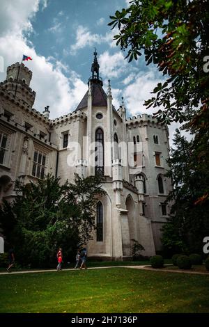 Photo verticale du château d'État de Hluboka à Hluboka nad Jizerou, République tchèque Banque D'Images