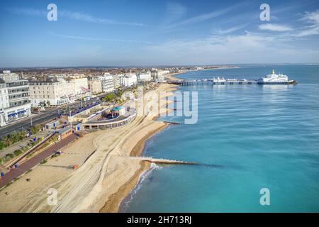 Vue aérienne vers Eastbourne Pier et l'élégant front de mer de cette station balnéaire populaire de East Sussex. Banque D'Images