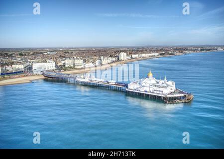 Eastbourne Pier et l'élégant front de mer de cette station balnéaire populaire de East Sussex.Vue aérienne. Banque D'Images