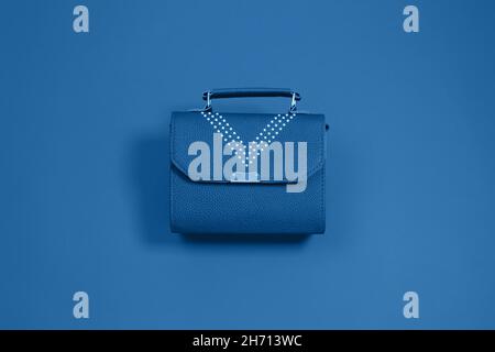 Blue Fashion cuir sac pour femme sur fond bleu.Flat lay, vue de dessus.Espace de copie pour votre texte. Monochrome Banque D'Images