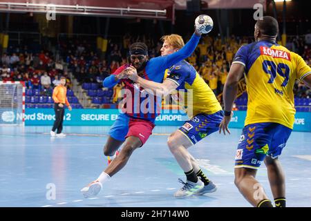 Barcelone, Espagne.18 novembre 2021.Dika Mem du FC Barcelone en action avec Tomasz Gebala de Lomza vive Kielce lors du match de la Ligue des champions de l'EHF entre le FC Barcelone et Lomza vive Kielce au Palau Blaugrana à Barcelone.(Image de crédit : © David Ramirez/DAX via ZUMA Press Wire) Banque D'Images