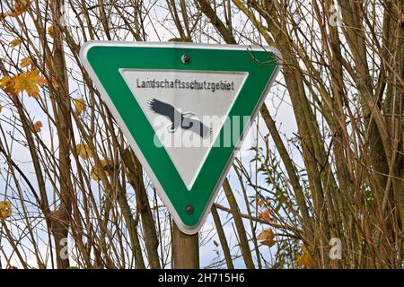 Landschaftsschutzgebiet, réserve naturelle en Allemagne.Panneau vert avec aigle noir indiquant une réserve paysagère.Zone de protection de l'environnement. Banque D'Images