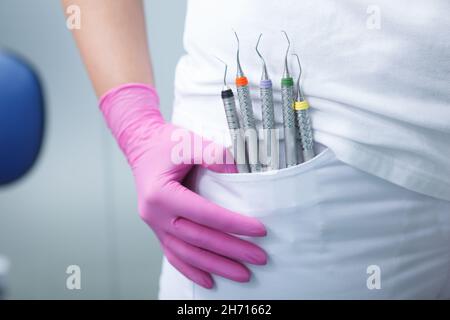 Gros plan des outils de dentiste dans la poche d'un dentiste méconnaissable Banque D'Images