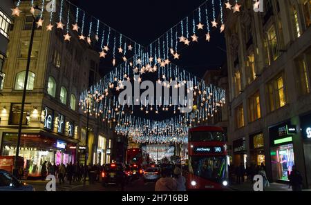 Londres, Royaume-Uni.15 novembre 2021.Illuminations de Noël à Oxford Street. Banque D'Images