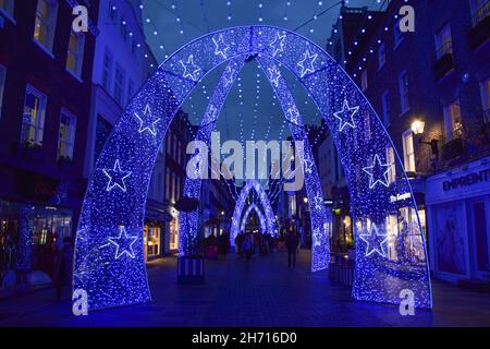 Londres, Royaume-Uni.15 novembre 2021.Lumières de Noël dans South Molton Street, Mayfair. Banque D'Images