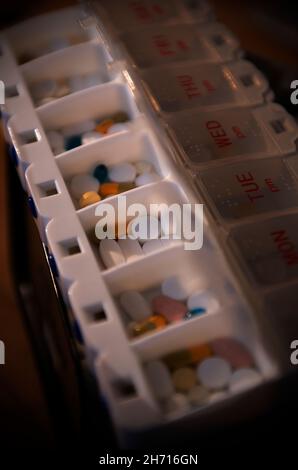 Pill Box pour les médicaments prescrits quotidiennement utilisés par le photographe. Basé au Royaume-Uni.Novembre 2021 Banque D'Images