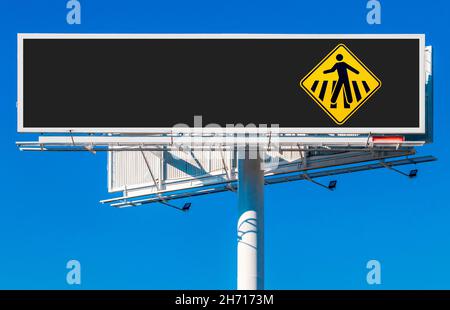 Panneau d'affichage avec panneau de passage pour piétons. Banque D'Images