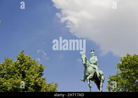 COLOGNE, ALLEMAGNE - 18 juillet 2016 : la statue du roi prussien Friedrich Wilhelm IV à Cologne contre un ciel bleu nuageux par temps ensoleillé Banque D'Images