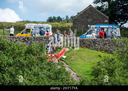 Derbyshire Royaume-Uni – 20 août 2020 : de longues files d'attente sont fréquentes à l'arrêt de minibus à glace populaire de Longshaw Estate, Peak District Banque D'Images