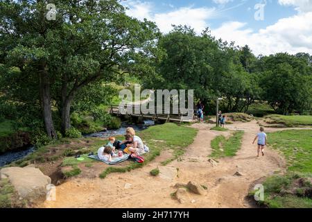 Derbyshire Royaume-Uni – 20 août 2020 : pique-nique en famille à côté de Burbage Brook, Longshaw Estate, Peak District Banque D'Images