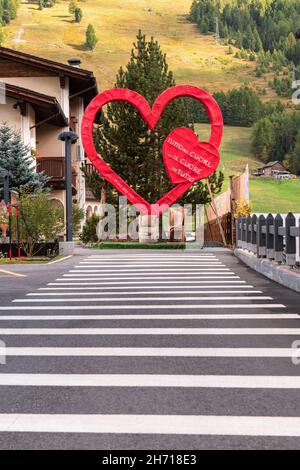 Livigno, Italie - 29 septembre 2021: Un grand coeur rouge artificiel avec inscription dans la traduction anglaise suivante: Tout est dans le coeur... un hea Banque D'Images
