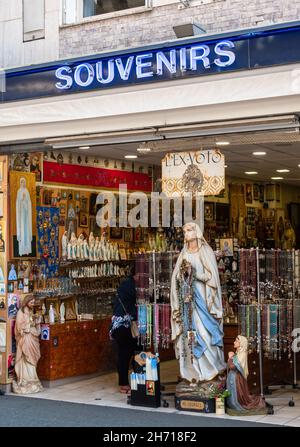 Lourdes, France - 28 août 2021 : une boutique de souvenirs à Lourdes, qui vend des objets de dévotion aux pèlerins. Banque D'Images