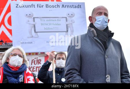 Arnstadt, Allemagne.19 novembre 2021.Wolfgang Tiefensee (SPD), ministre de l'économie, des sciences et de la société numérique de Thuringe, se tient à côté des employés lors d'un rassemblement organisé par IG Metall pour préserver les emplois chez Bosch à Arnstadt.En juillet, Bosch a annoncé la fermeture de son usine d'Arnstadt à la fin de l'année.D'autres emplacements sont également touchés par les fermetures de sites annoncées.L'usine d'Arnstadt Bosch produit des régulateurs d'alternateur pour les alternateurs.Selon la société, 100 des 160 associés seront affectés par la fermeture.Credit: Martin Schutt/dpa-Zentralbild/dpa/Alay Live News Banque D'Images