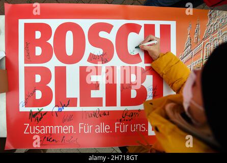 Arnstadt, Allemagne.19 novembre 2021.« Bosch will Stay » est écrit sur l'affiche que les collaborateurs signent lors d'un rassemblement organisé par IG Metall pour sauver des emplois chez Bosch à Arnstadt.En juillet, Bosch a annoncé la fermeture de l'usine d'Arnstadt à la fin de l'année.D'autres emplacements sont également touchés par les fermetures de sites annoncées.L'usine d'Arnstadt Bosch produit des régulateurs d'alternateur pour les alternateurs.Selon la société, 100 des 160 associés seront affectés par la fermeture.Credit: Martin Schutt/dpa-Zentralbild/dpa/Alay Live News Banque D'Images