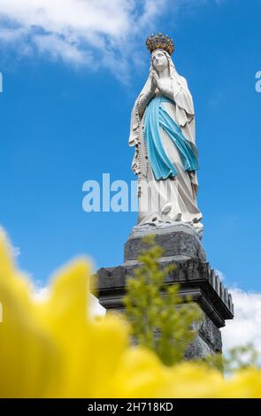 Lourdes, France - 28 août 2021 : une statue de la Sainte Vierge Marie - notre Dame de Lourdes Banque D'Images