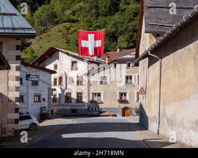 Mustair, Suisse - 28 septembre 2021 : village suisse médiéval traditionnel de Mustair dans un canton de Graubunden. Banque D'Images