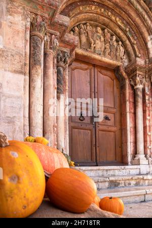 La porte de la collégiale de Saint Ursanne et les citrouilles décoratives à Thanksgiving Banque D'Images