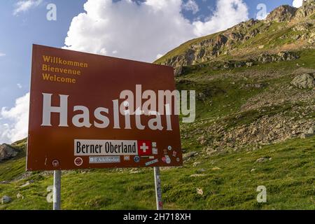 Sutenpass, Suisse - 13 août 2021 : panneau au col de Sutenpass marquant le début de la vallée de Haspital dans le canton suisse de Berne Banque D'Images