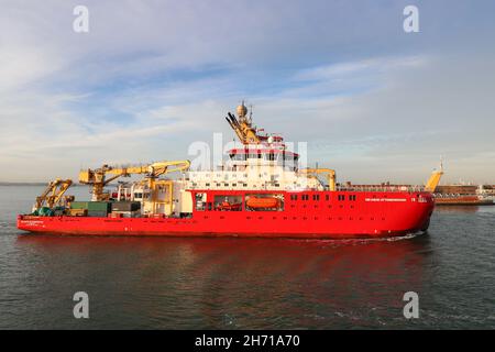 Navire de recherche Sir David Attenborough photographié arrivant à Portsmouth, Hampshire, Royaume-Uni Banque D'Images