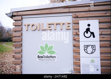 Berlin, Allemagne.19 novembre 2021.Dans une toilette publique sans barrière de la Hasenheide, il y a aussi une table à langer.Cette Ecotoilette gère sans eau, est inodore et les fèces séchées doivent être utilisées comme engrais et compost de fleurs.À Berlin, les espaces publics sont sous-équipés de toilettes gratuites et les toilettes publiques doivent souvent être payées.Credit: Annette Riedl/dpa/Alay Live News Banque D'Images