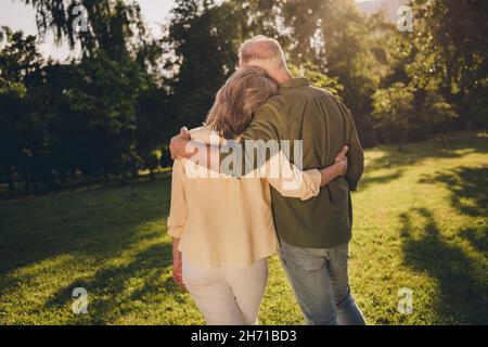Arrière arrière vue dos dos photo de personnes âgées gris cheveux homme femme embrasser harmonie look nature dehors dans le parc Banque D'Images