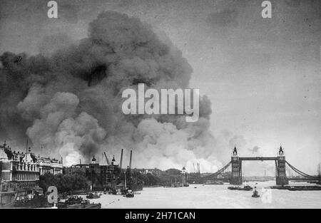 LONDRES, ANGLETERRE, Royaume-Uni - 07 septembre 1940 - le long de la Tamise à Londres vers la fumée qui s'élève des quais de Londres après un raid aérien pendant le Th Banque D'Images