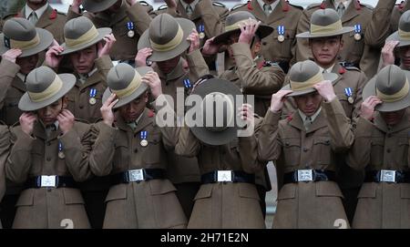 Les chasseurs stagiaires des Royal Gurkha se préparent à leur défilé Kassam Khane à la caserne Sir John Moore de Shorncliffe, Folkestone.Au cours de la parade 70 soldats Gurkha récemment recrutés touchera les couleurs régimentaires connues sous le nom de matraque de QueenÕs comme ils jurent le serment d'allégeance à leur régiment de Royal Gurkha Rifles 1er Bataillon.Date de la photo : vendredi 19 novembre 2021. Banque D'Images