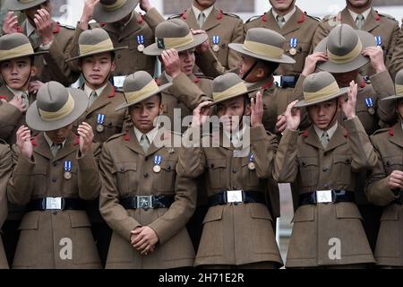 Les chasseurs stagiaires des Royal Gurkha se préparent à leur défilé Kassam Khane à la caserne Sir John Moore de Shorncliffe, Folkestone.Au cours de la parade 70 soldats Gurkha récemment recrutés touchera les couleurs régimentaires connues sous le nom de matraque de QueenÕs comme ils jurent le serment d'allégeance à leur régiment de Royal Gurkha Rifles 1er Bataillon.Date de la photo : vendredi 19 novembre 2021. Banque D'Images