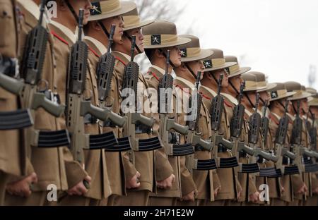 Les chasseurs stagiaires des Royal Gurkha se préparent à leur défilé Kassam Khane à la caserne Sir John Moore de Shorncliffe, Folkestone.Au cours de la parade 70 soldats Gurkha récemment recrutés touchera les couleurs régimentaires connues sous le nom de matraque de QueenÕs comme ils jurent le serment d'allégeance à leur régiment de Royal Gurkha Rifles 1er Bataillon.Date de la photo : vendredi 19 novembre 2021. Banque D'Images