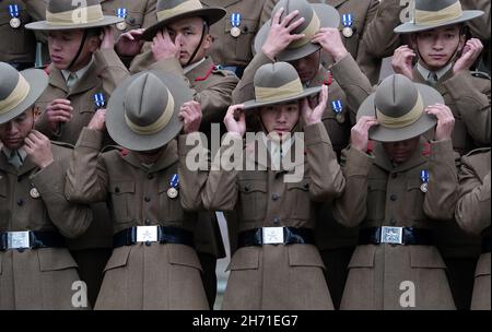 Les chasseurs stagiaires des Royal Gurkha se préparent à leur défilé Kassam Khane à la caserne Sir John Moore de Shorncliffe, Folkestone.Au cours de la parade 70 soldats Gurkha récemment recrutés touchera les couleurs régimentaires connues sous le nom de matraque de QueenÕs comme ils jurent le serment d'allégeance à leur régiment de Royal Gurkha Rifles 1er Bataillon.Date de la photo : vendredi 19 novembre 2021. Banque D'Images