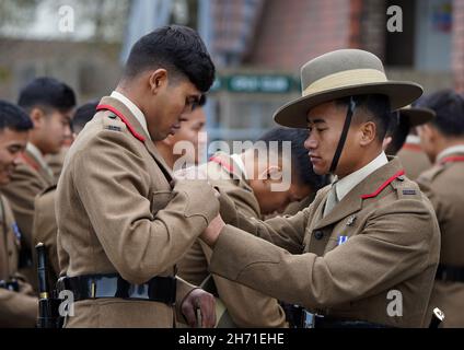 Les chasseurs stagiaires des Royal Gurkha se préparent à leur défilé Kassam Khane à la caserne Sir John Moore de Shorncliffe, Folkestone.Au cours de la parade 70 soldats Gurkha récemment recrutés touchera les couleurs régimentaires connues sous le nom de matraque de QueenÕs comme ils jurent le serment d'allégeance à leur régiment de Royal Gurkha Rifles 1er Bataillon.Date de la photo : vendredi 19 novembre 2021. Banque D'Images