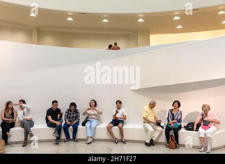 NEW YORK, États-Unis - 17 septembre 2017 : groupe de visiteurs dans le foyer du musée Solomon R. Guggenheim.Le musée est la demeure permanente de l'impressionniste, Post-Impressionnis Banque D'Images