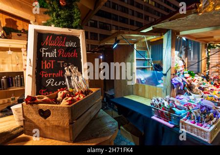 Budapest, Hongrie: Janvier 2018 - scène de nuit avec marché de Noël à Budapest, destination européenne de vacances d'hiver. Banque D'Images