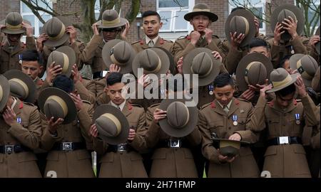 Les chasseurs stagiaires des Royal Gurkha se préparent à leur défilé Kassam Khane à la caserne Sir John Moore de Shorncliffe, Folkestone.Au cours de la parade 70 soldats Gurkha récemment recrutés touchera les couleurs régimentaires connues sous le nom de matraque de QueenÕs comme ils jurent le serment d'allégeance à leur régiment de Royal Gurkha Rifles 1er Bataillon.Date de la photo : vendredi 19 novembre 2021. Banque D'Images